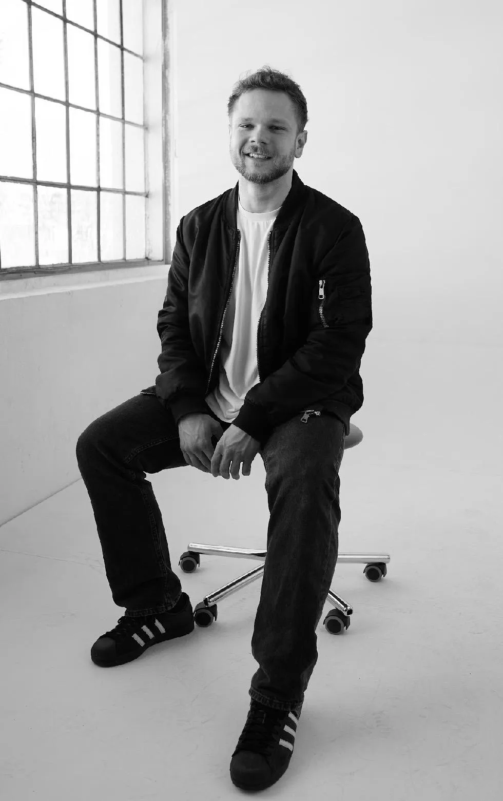 Patrick Rigl, celopostavový černobílý studiový portrét